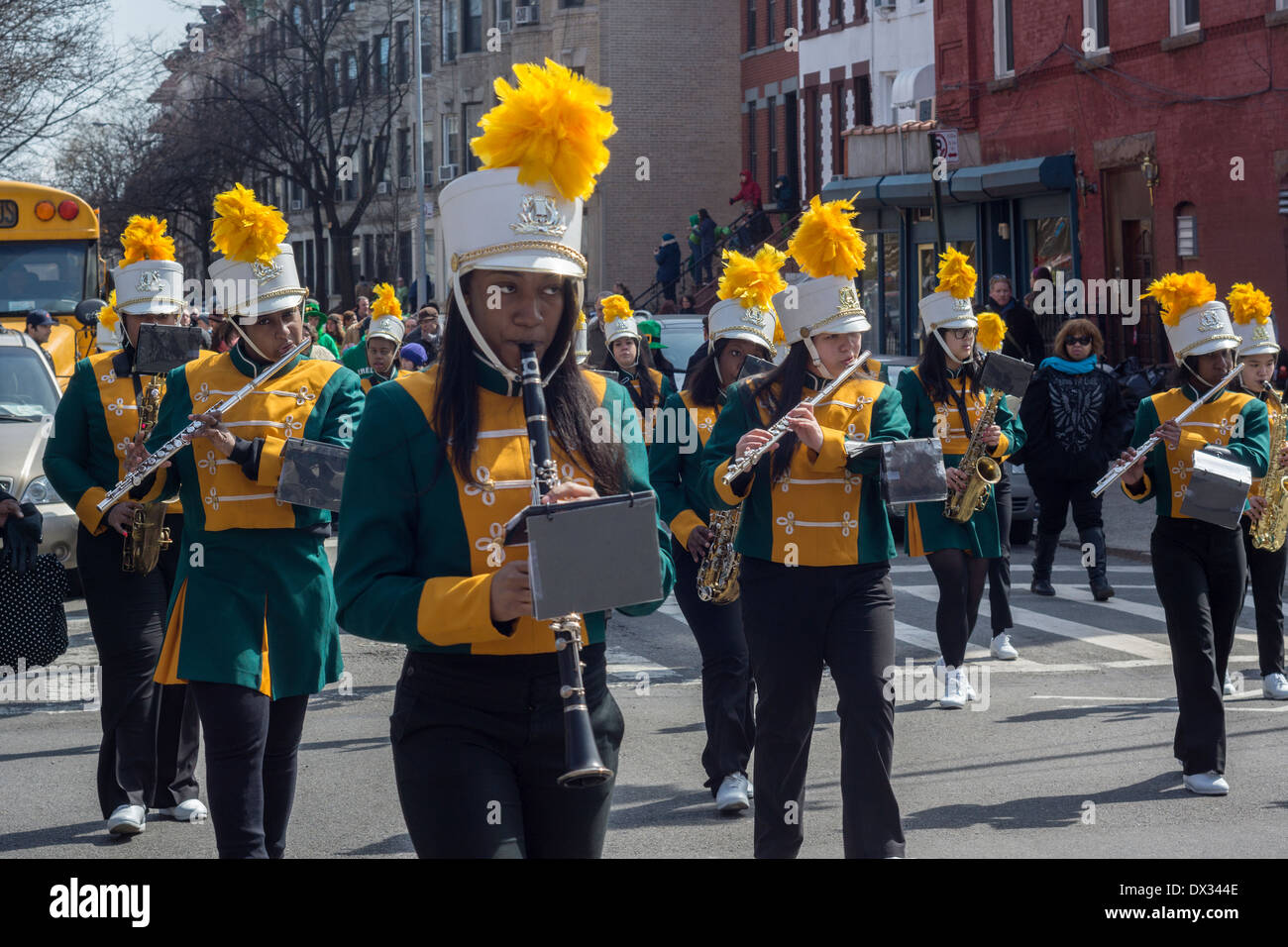 L'école secondaire multiethnique la fanfare de parade irlandais dans le quartier de Park Slope, Brooklyn Banque D'Images