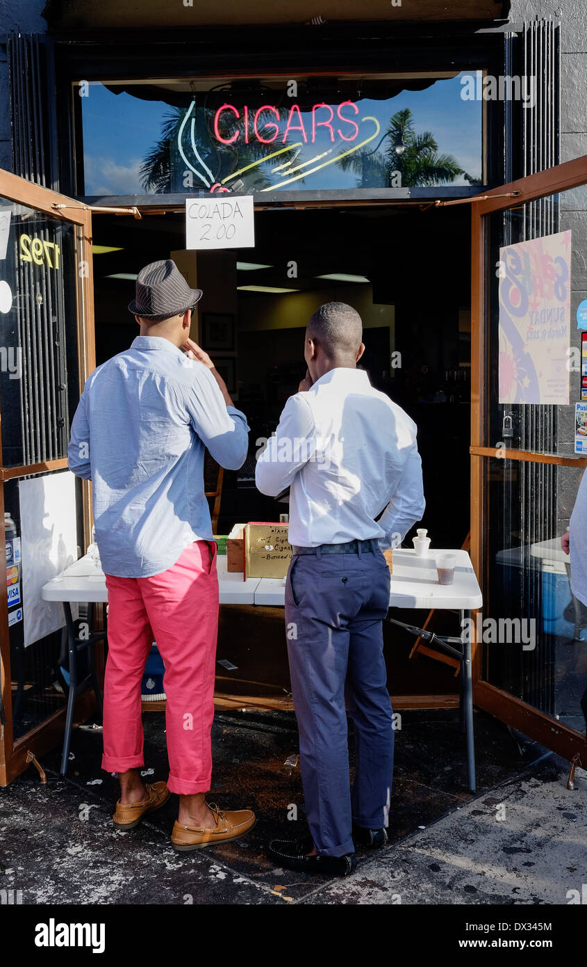 MIAMI - 9 mars 2014 : l'achat de cigares à Calle 8 lors de la 37e Calle Ocho festival, un événement annuel qui a lieu sur 8 Rue de la petite havane avec beaucoup de musique, de la nourriture, et c'est la plus grande partie de la ville qui célèbre l'héritage hispanique. Banque D'Images