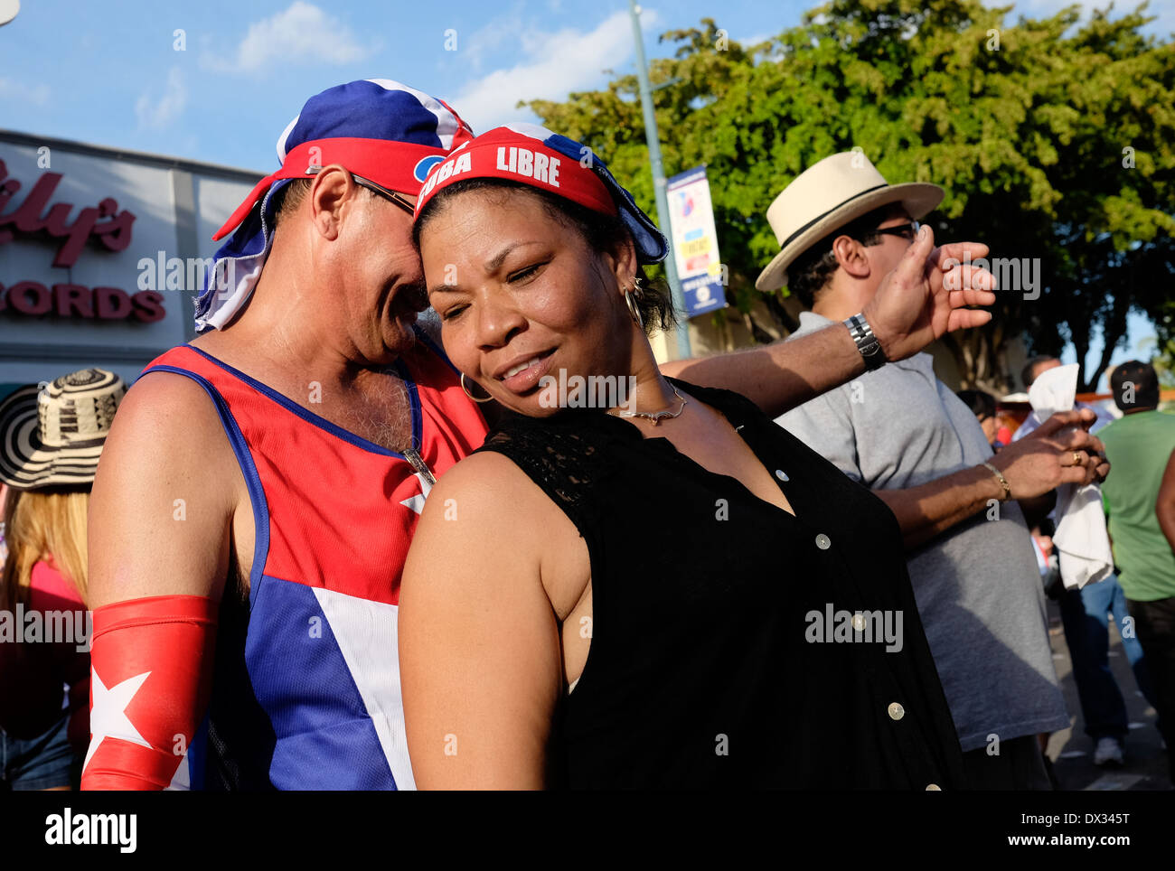 MIAMI - 9 mars 2014 : Les gens dansent dans les rues au cours de la 37e Calle Ocho festival, un événement annuel qui a lieu sur 8 Rue de la petite havane avec beaucoup de musique, de la nourriture, et c'est la plus grande partie de la ville qui célèbre l'héritage hispanique. Banque D'Images