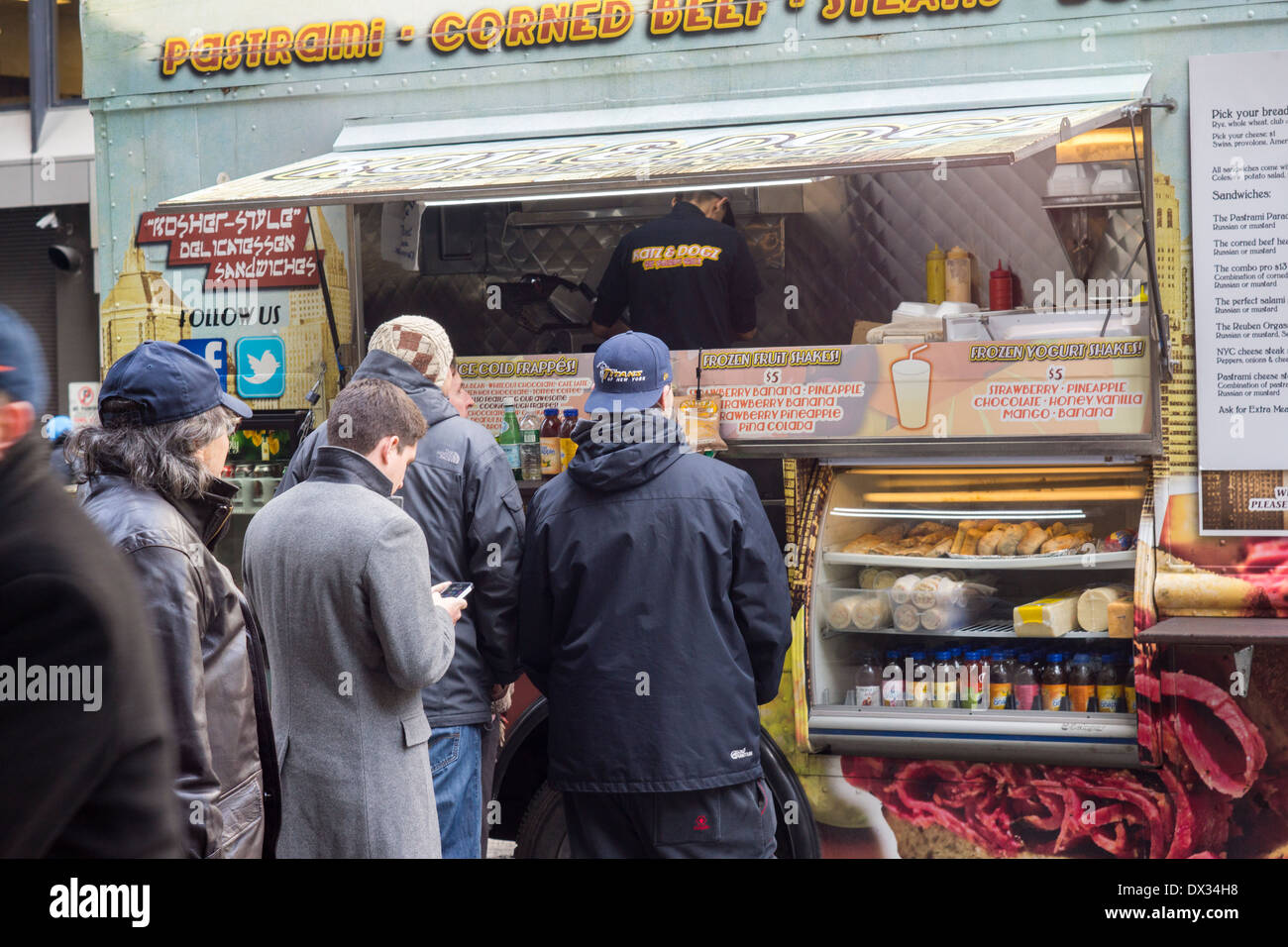 Le Katz & Toutous camion alimentaire, servant de style kasher delicatessen garé dans le centre de Manhattan à New York Banque D'Images