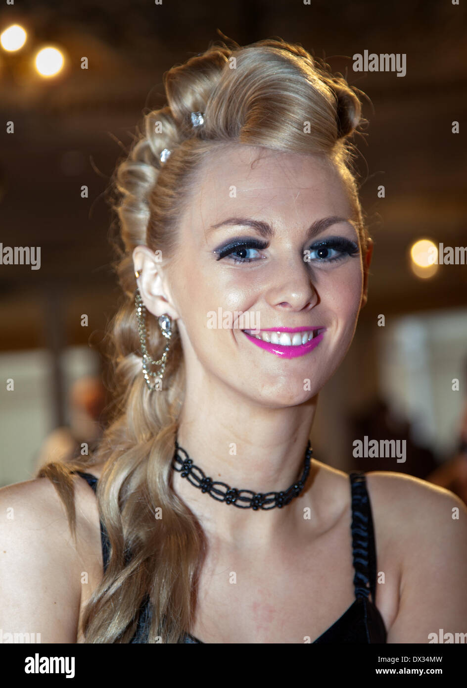 Katie Mackinnon, de Doncaster, au concours de coiffure de Wintergardons. Hair & Beauty NW est le principal événement de beauté et de cheveux du Nord-Ouest, un lieu pour des compétitions passionnantes organisées par la National Hair Federation (N.H. F.). La Fédération nationale des coiffeurs est un groupe industriel représentant les propriétaires de salons de coiffure au Royaume-Uni. Banque D'Images