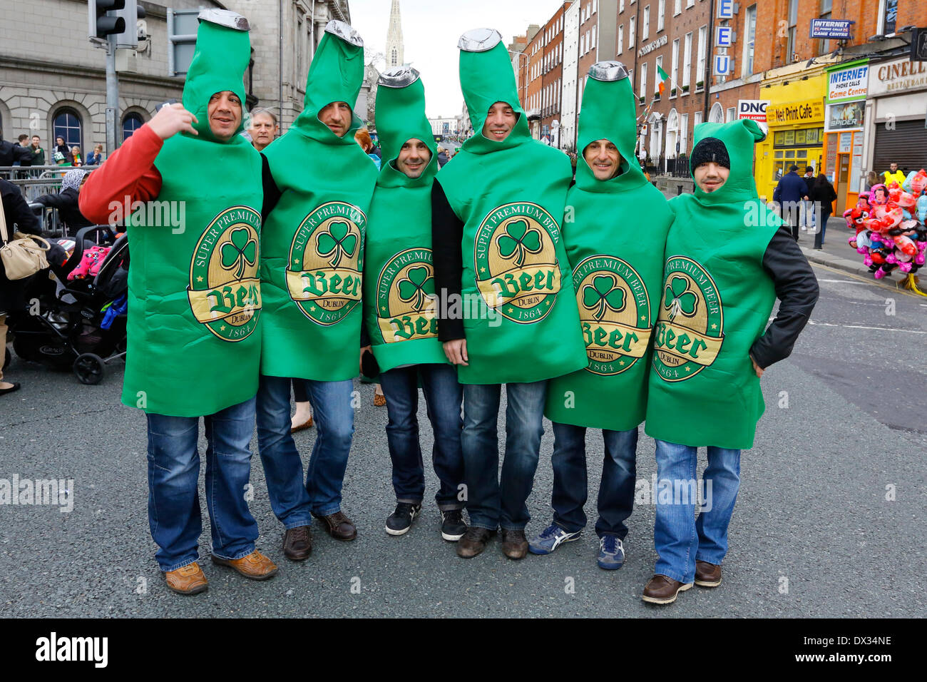 Dublin, Irlande. 17 mars 2014. Visiteurs français ont déguisés en bouteilles de bière. Des milliers de personnes étaient alignés le long des rues de Dublin, à regarder la ville en Saint Patrick's Day Parade. Cette année, le thème de la parade était 'LetÕs Faire l'histoire". Banque D'Images