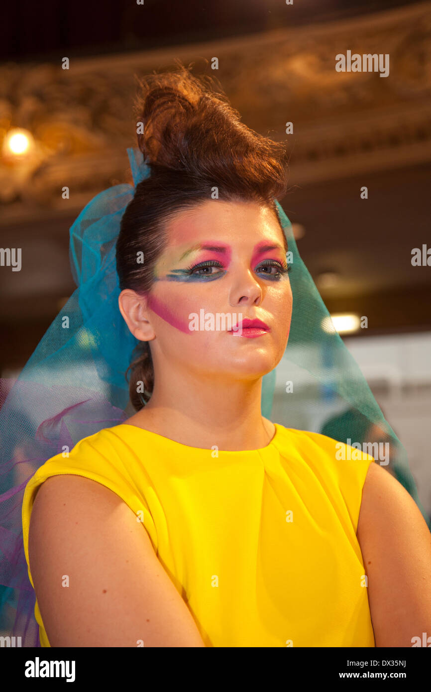 17 mars, 2014 de Blackpool. Concours Coiffure Wintergardens. Hair & Beauty NW est la North West's grand salon de coiffure et de manifestation, un lieu pour des concours organisés par la Fédération de cheveux National (N.H.F). La Fédération des coiffeurs est une industrie qui regroupe les propriétaires de salon de coiffure dans le Royaume-Uni. Banque D'Images