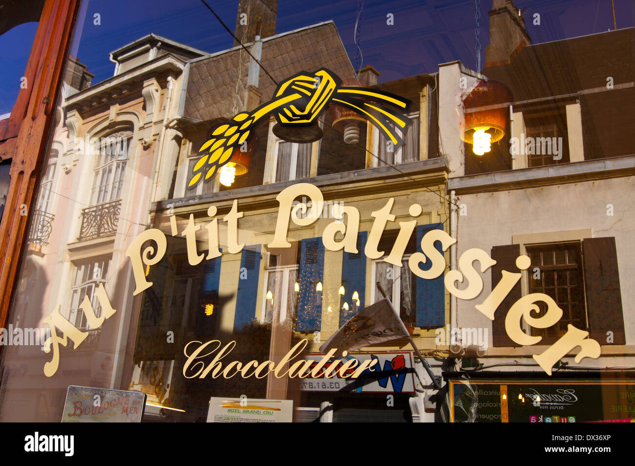 De la fenêtre 'Au P'tit pâtissier pâtisserie chocolaterie-', Wimereux, Côte Opale, Ile-de-France, France Banque D'Images