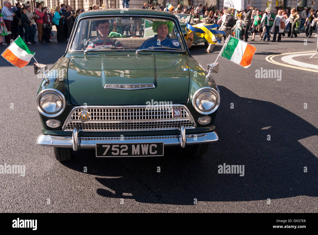 Waterloo Place, London, UK, 16 mars 2014 - L'édition de son défilé annuel de la St-Patrick a eu lieu en plein soleil devant des milliers de gens qui bordaient la route. Un vintage Ford Consul prend part au défilé. Crédit : Stephen Chung/Alamy Live News Banque D'Images