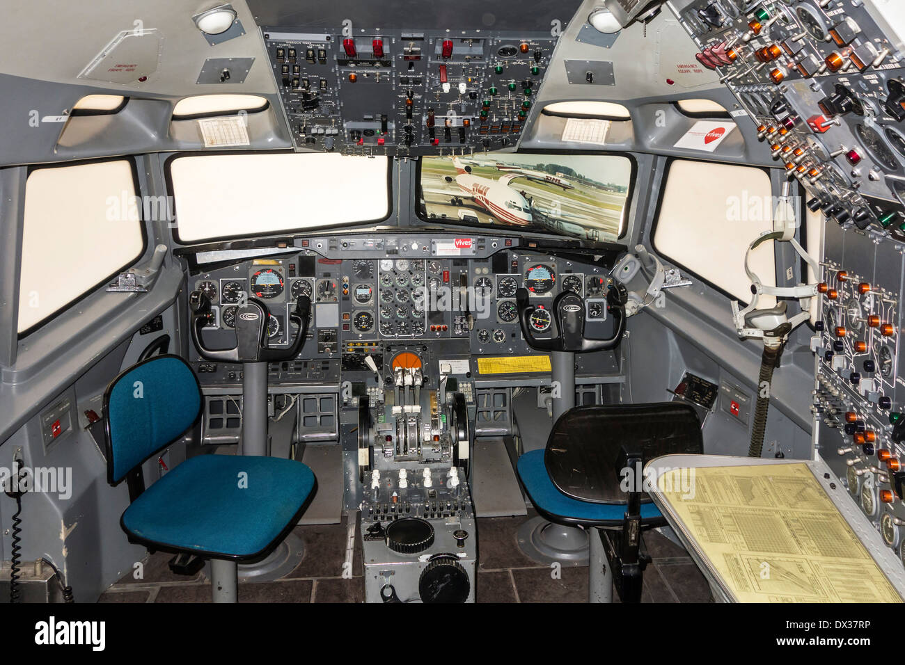Instruments de vol dans le cockpit de l'avion une maquette à des fins d'enseignement dans la formation de l'aviation Flamand / VLOC Centre à Ostende Banque D'Images