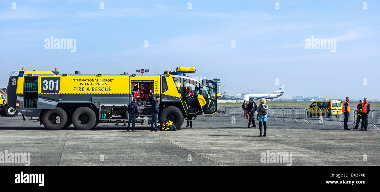 Aéroport le crash tender Rosenbauer Panther CA-5 6×6 à l'aérodrome d'Ostende, Belgique Banque D'Images