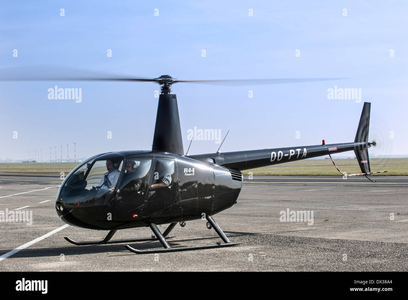 Robinson R44 Raven II, quatre places hélicoptère multimoteur unique lumière semi-rigide avec deux pales du rotor principal et les patins d'atterrissage Banque D'Images