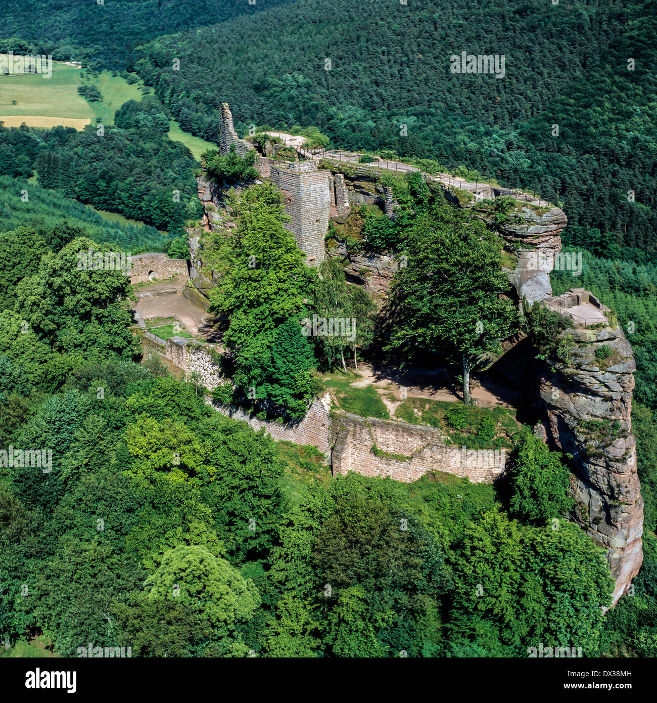 Ruines du château de Fleckenstein aérienne 12e siècle France Alsace Banque D'Images