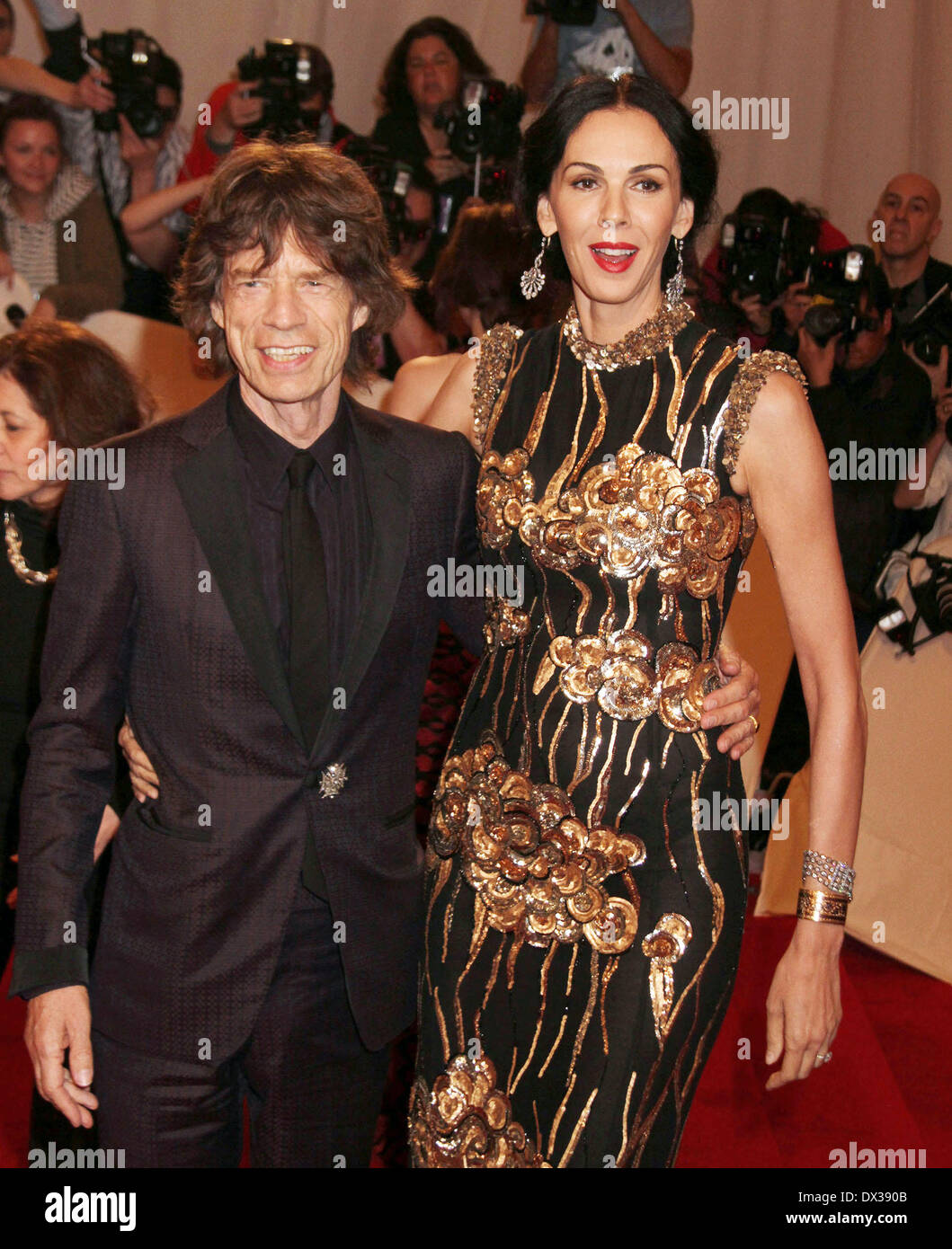 PIX FICHIER : Fashion designer L'Wren Scott, partenaire de Mick Jagger, a été trouvé mort à son domicile de New York à un suicide apparent. PHOTO : May 2, 2011 - New York, New York, États-Unis - le chanteur Mick Jagger et l'WREN SCOTT assister à la 'Alexander McQueen - Savage Beauty' Costume Institute Gala au Metropolitan Museum of Art/Kaszerman Crédit : Nancy ZUMAPRESS.com/Alamy Live News Banque D'Images