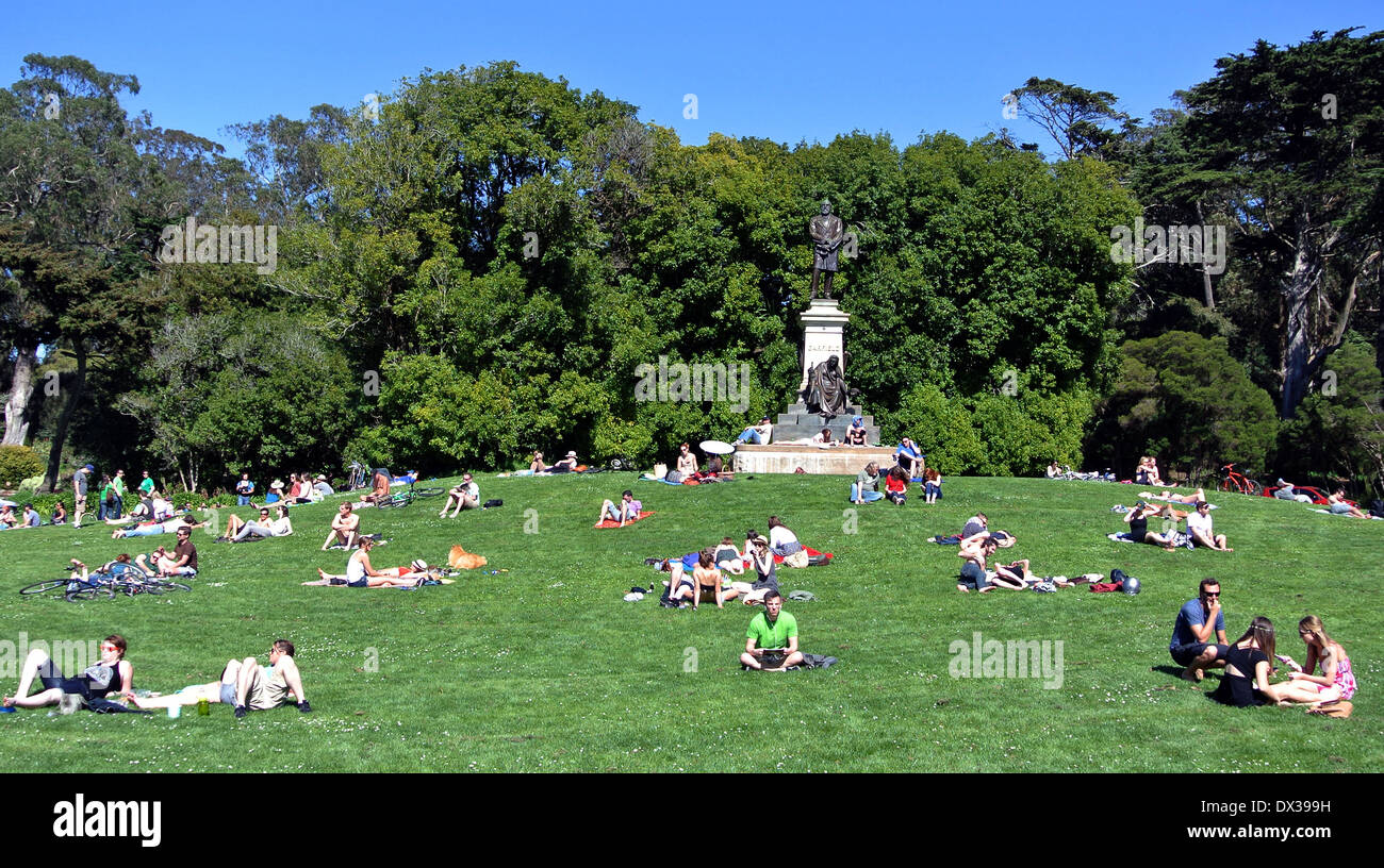 Se détendre sur un week-end sur une colline dans le parc du Golden Gate au début du printemps Banque D'Images