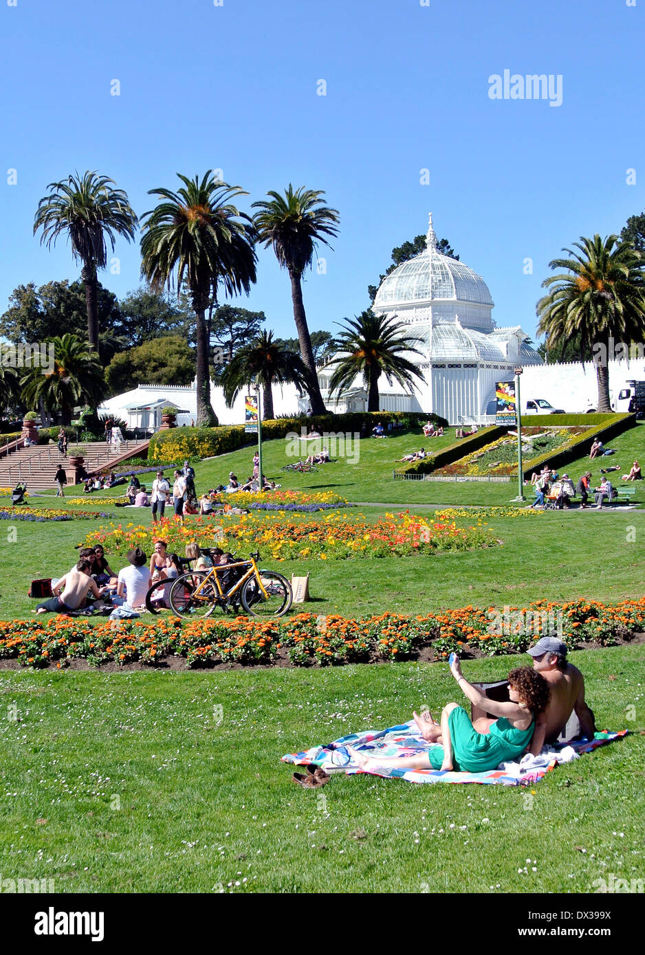 Les touristes et les habitants se détendre un samedi dans le parc du Golden Gate Banque D'Images