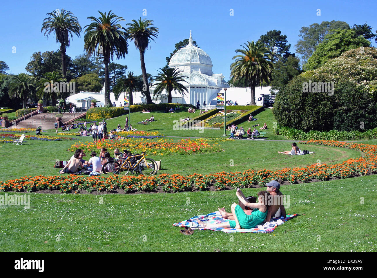 Couple se détend au conservatoire de fleurs dans le parc du Golden Gate San Francisco Banque D'Images