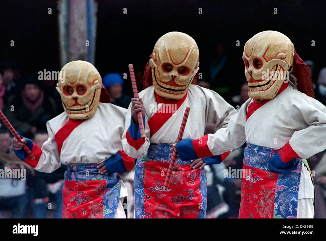 Danseurs tibétains dans les masques de crâne effectuer la danse Cham  pendant le Festival au beurre de yack au Monastère de Kumbum, également  connu sous le nom de Monastère Ta'er à Xining,