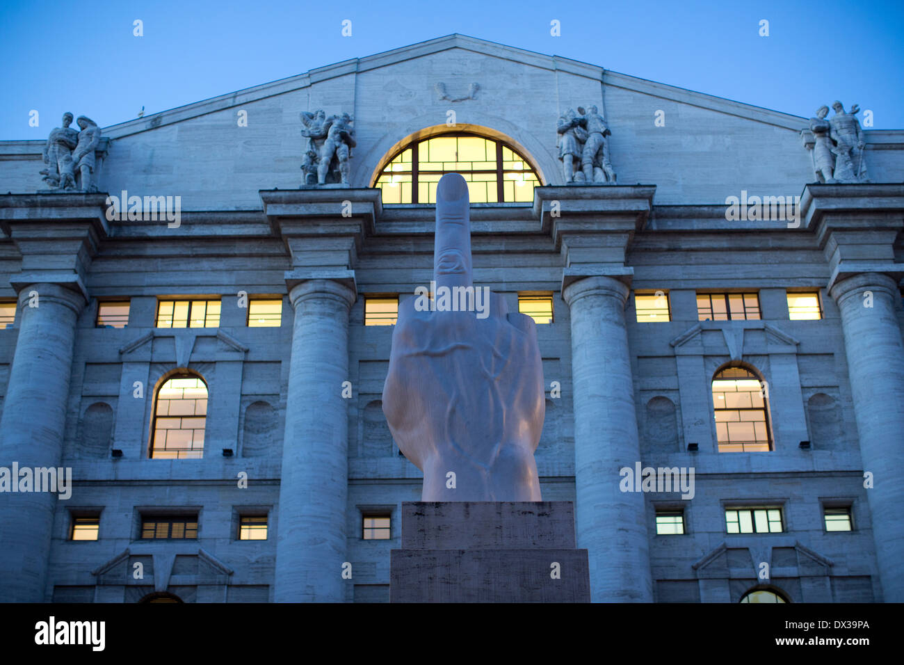 Sculpture DODJI est resté à la cave aussi connu sous le doigt du milieu par Maurizio Cattelan, sur la place d'affaires à l'extérieur de la Bourse de Milan Banque D'Images