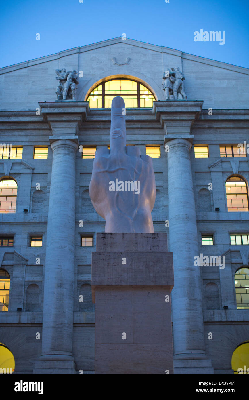 Sculpture DODJI est resté à la cave aussi connu sous le doigt du milieu par Maurizio Cattelan, sur la place d'affaires à l'extérieur de la Bourse de Milan Banque D'Images