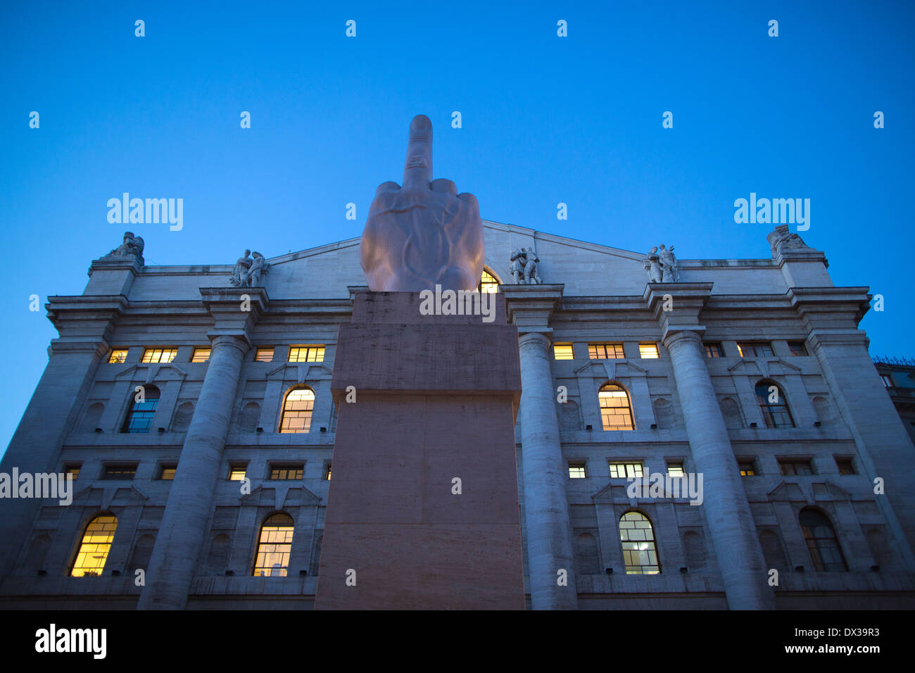 Sculpture DODJI est resté à la cave aussi connu sous le doigt du milieu par Maurizio Cattelan, sur la place d'affaires à l'extérieur de la Bourse de Milan Banque D'Images