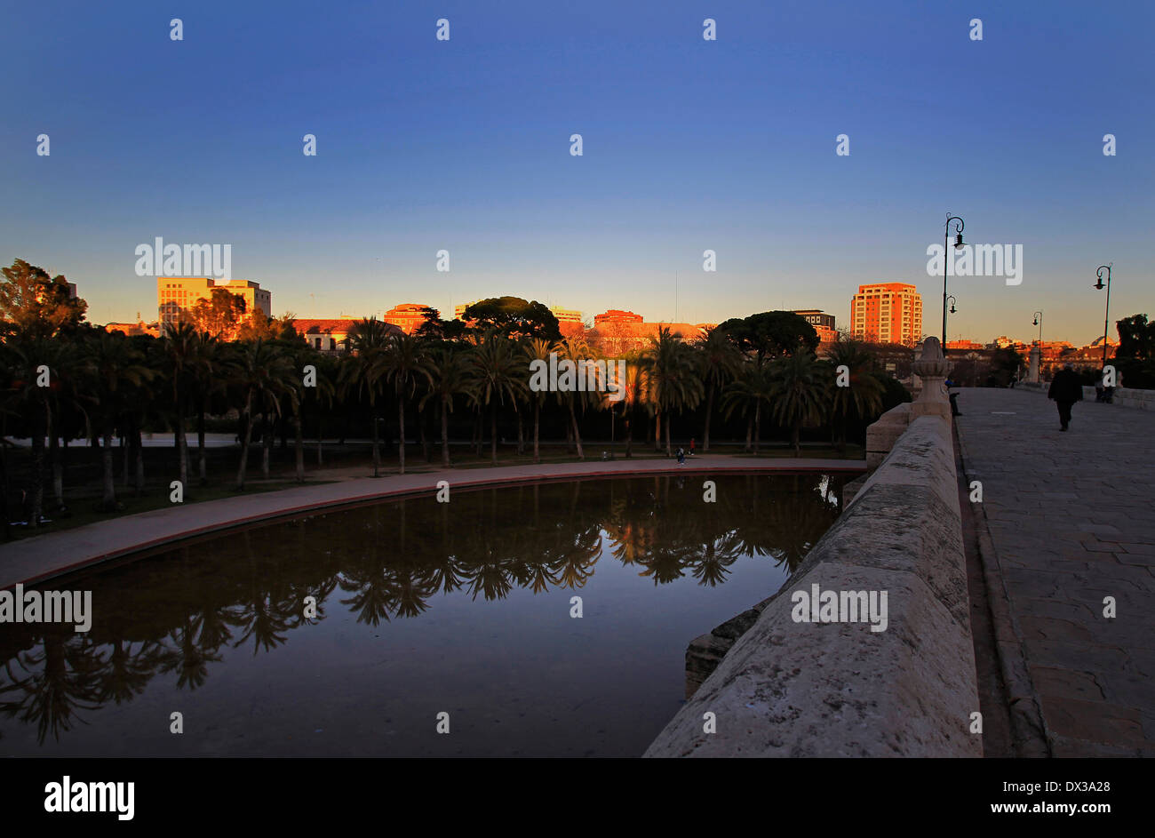 Vue à la tombée de l'autre côté de la Puente de Aragón, Valence, Espagne Banque D'Images