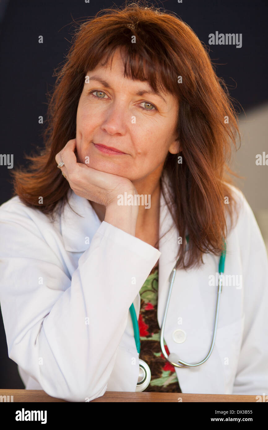 Portraits d'une femme médecin séduisante Banque D'Images