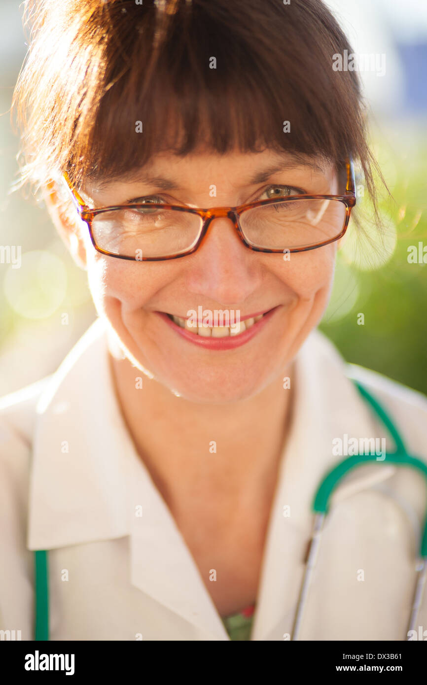 Portraits d'une femme médecin séduisante Banque D'Images