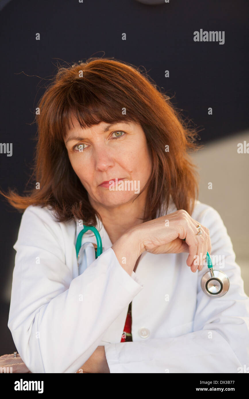 Portraits d'une femme médecin séduisante Banque D'Images