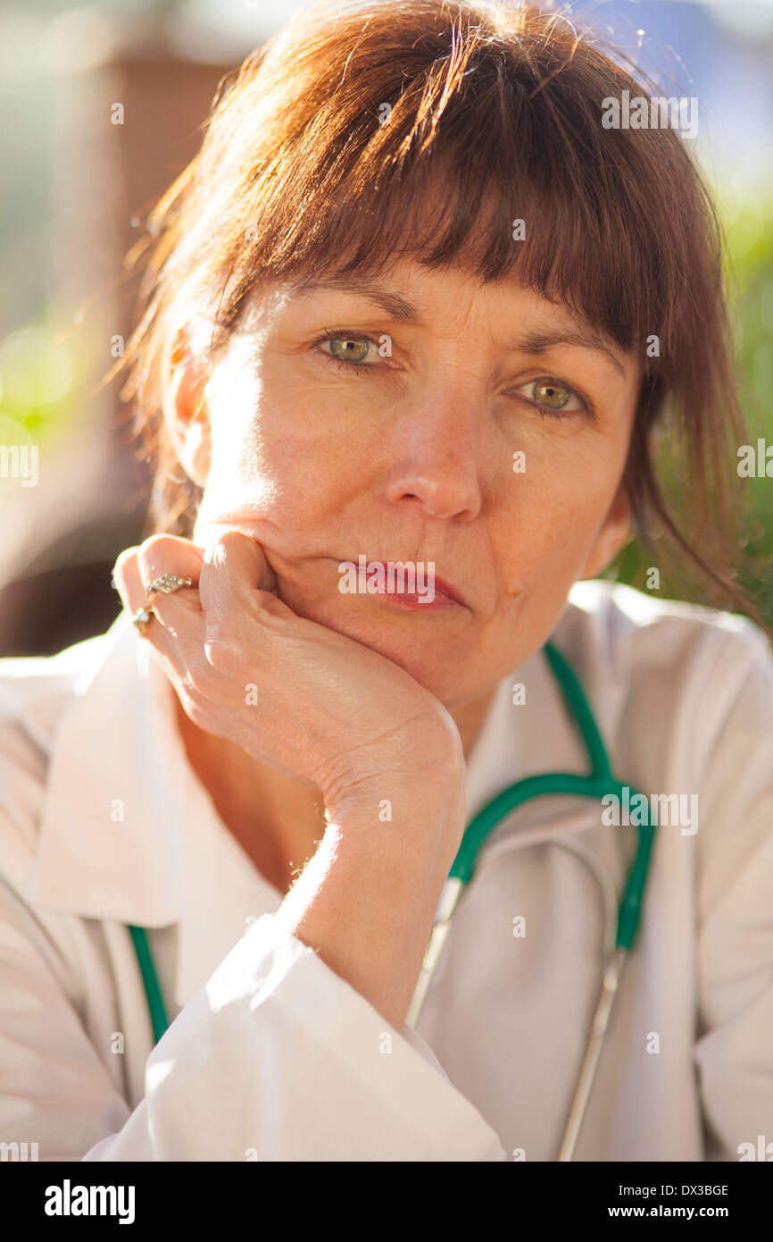 Portraits d'une femme médecin séduisante Banque D'Images