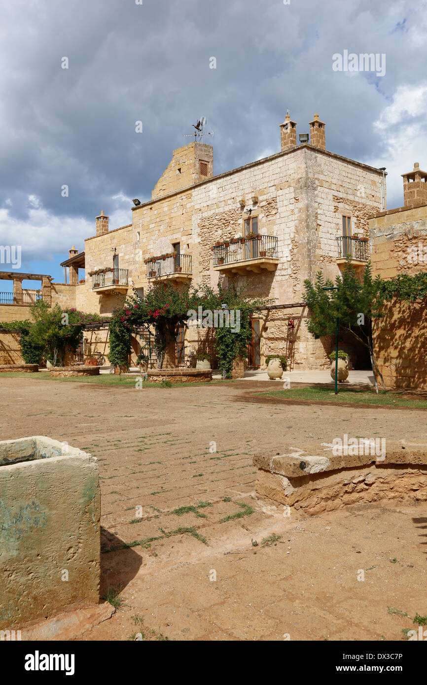 Masseria Provenzani, une ancienne ferme dans les Pouilles, Italie, pays désormais Chambre d'hôtel. Banque D'Images