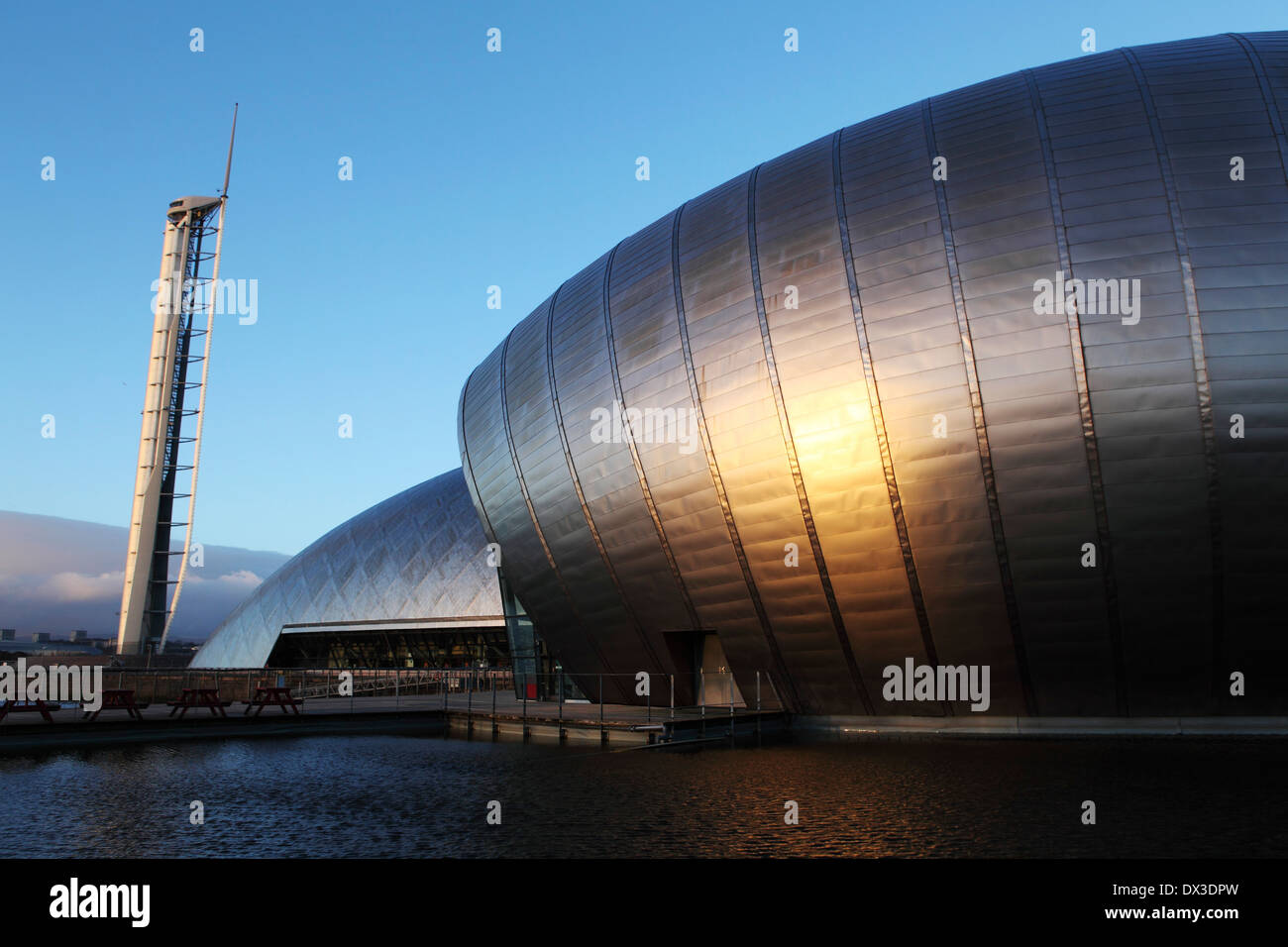 La façade métallique du Glasgow Science Centre de Glasgow, en Écosse. Banque D'Images