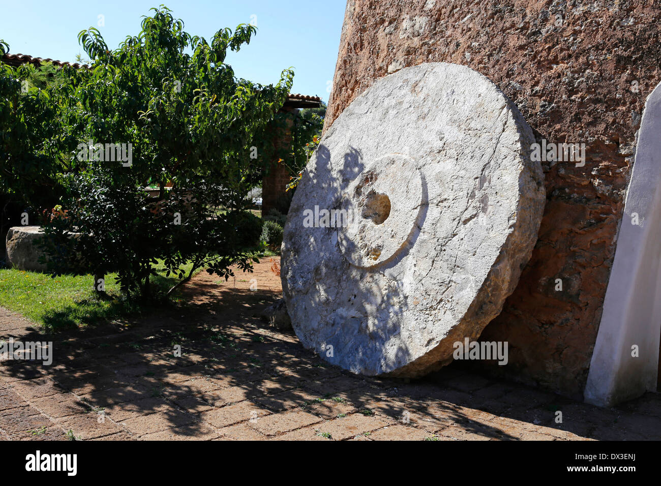 Meule à Masseria Provenzani, une ancienne ferme dans les Pouilles, Italie, pays désormais Chambre d'hôtel. Banque D'Images