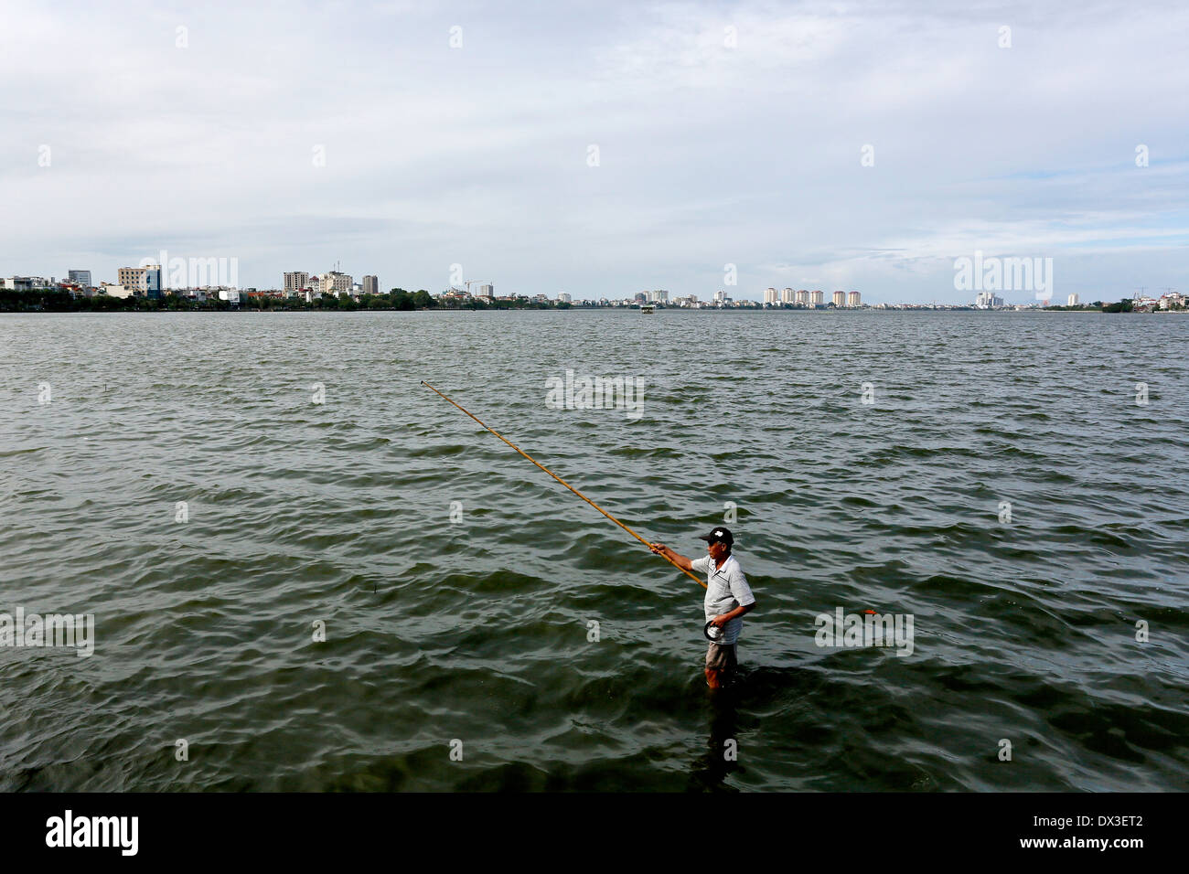 Pêcheur à l'Hanoi Lac de l'Ouest (Ho Tay) . Hanoi, Vietnam, Asie du sud-est Banque D'Images