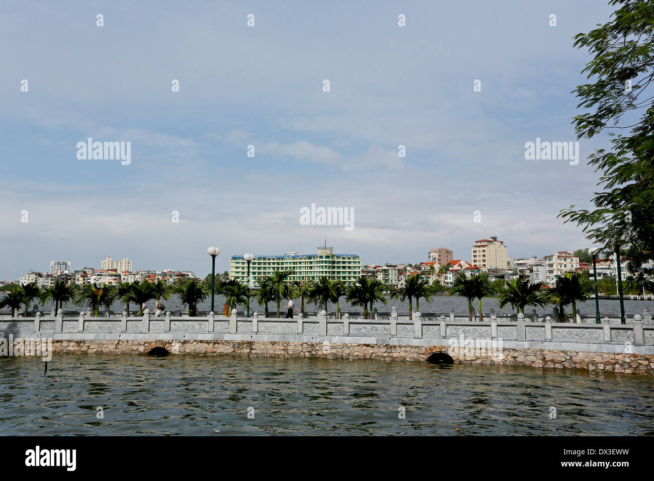 Vue sur le lac de l'Ouest (Ho Tay), montrant l'évolution de la construction de nouveaux hôtels et conçu pour les touristes. Hanoi, Vietnam, Banque D'Images