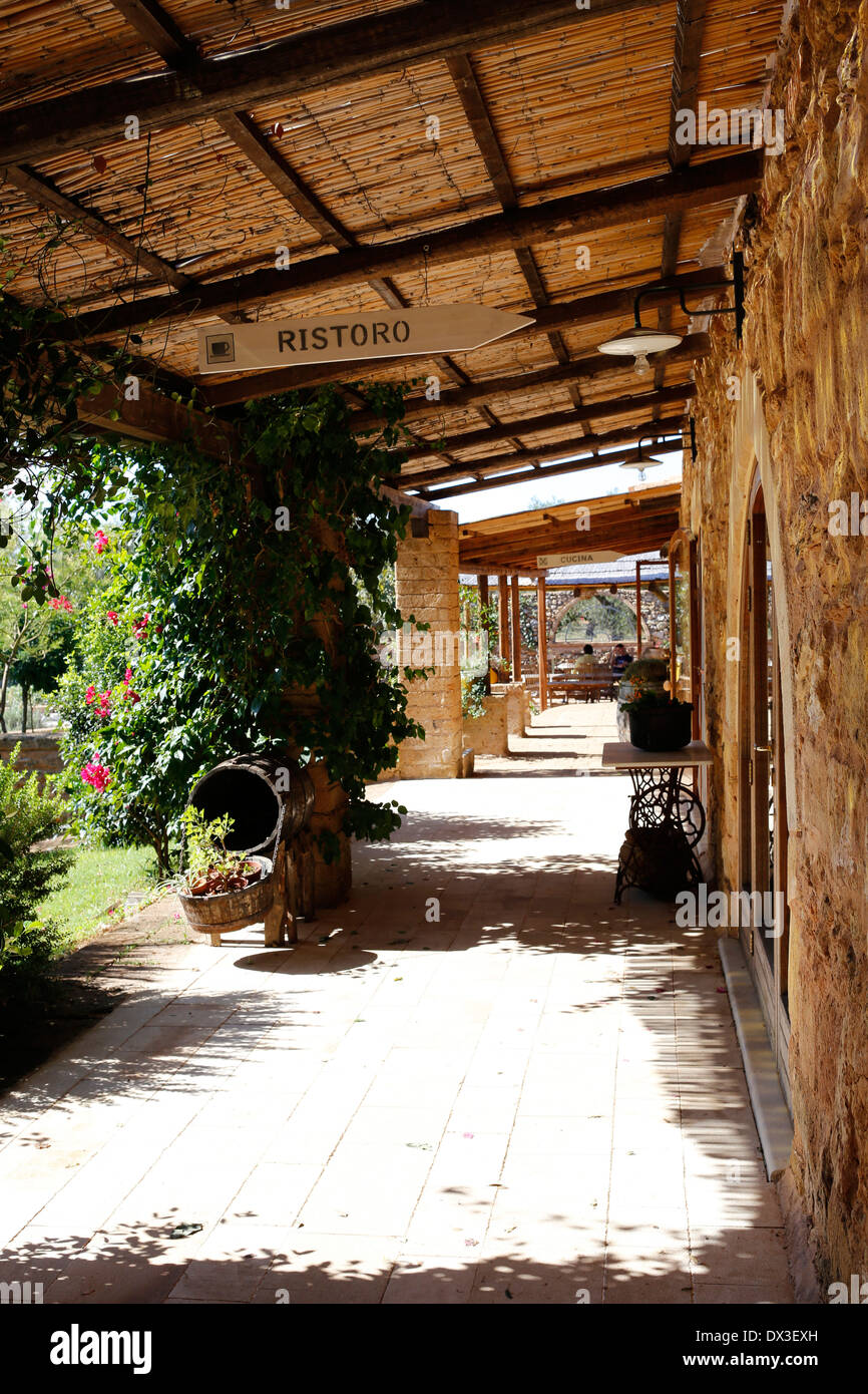 Masseria Provenzani, une ancienne ferme dans les Pouilles, Italie, pays désormais Chambre d'hôtel. Banque D'Images