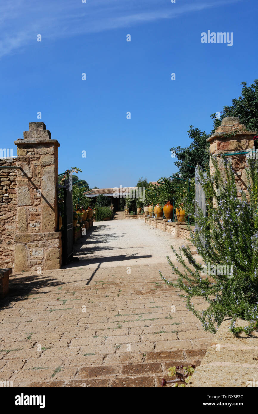 Masseria Provenzani, une ancienne ferme dans les Pouilles, Italie, pays désormais Chambre d'hôtel. Banque D'Images