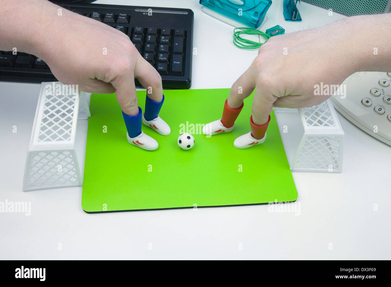 Les employés de bureau à jouer au football sur un dessus de table, de bureau Banque D'Images