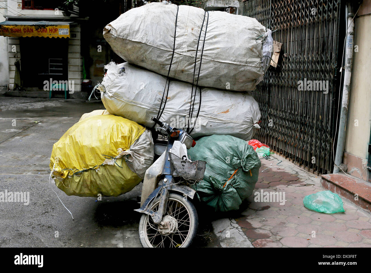 Moto chargée hanoi Banque de photographies et d'images à haute résolution -  Alamy