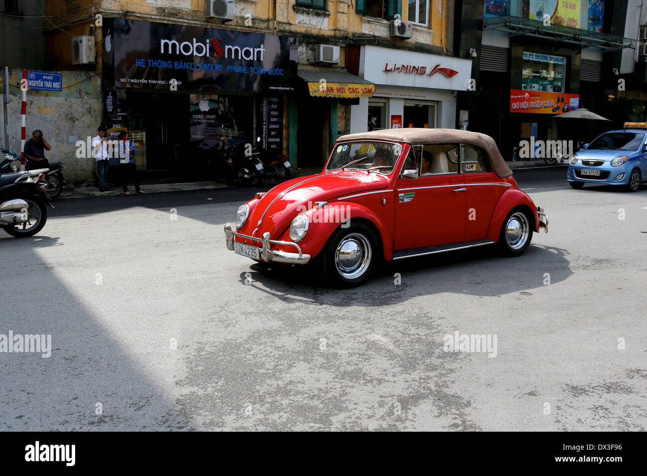 Volkswagen Beetle convertible rouge à Hanoi, Vietnam, Asie du sud-est Banque D'Images