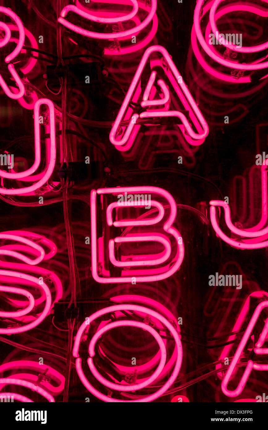 Lettres de néon rose vif Banque D'Images