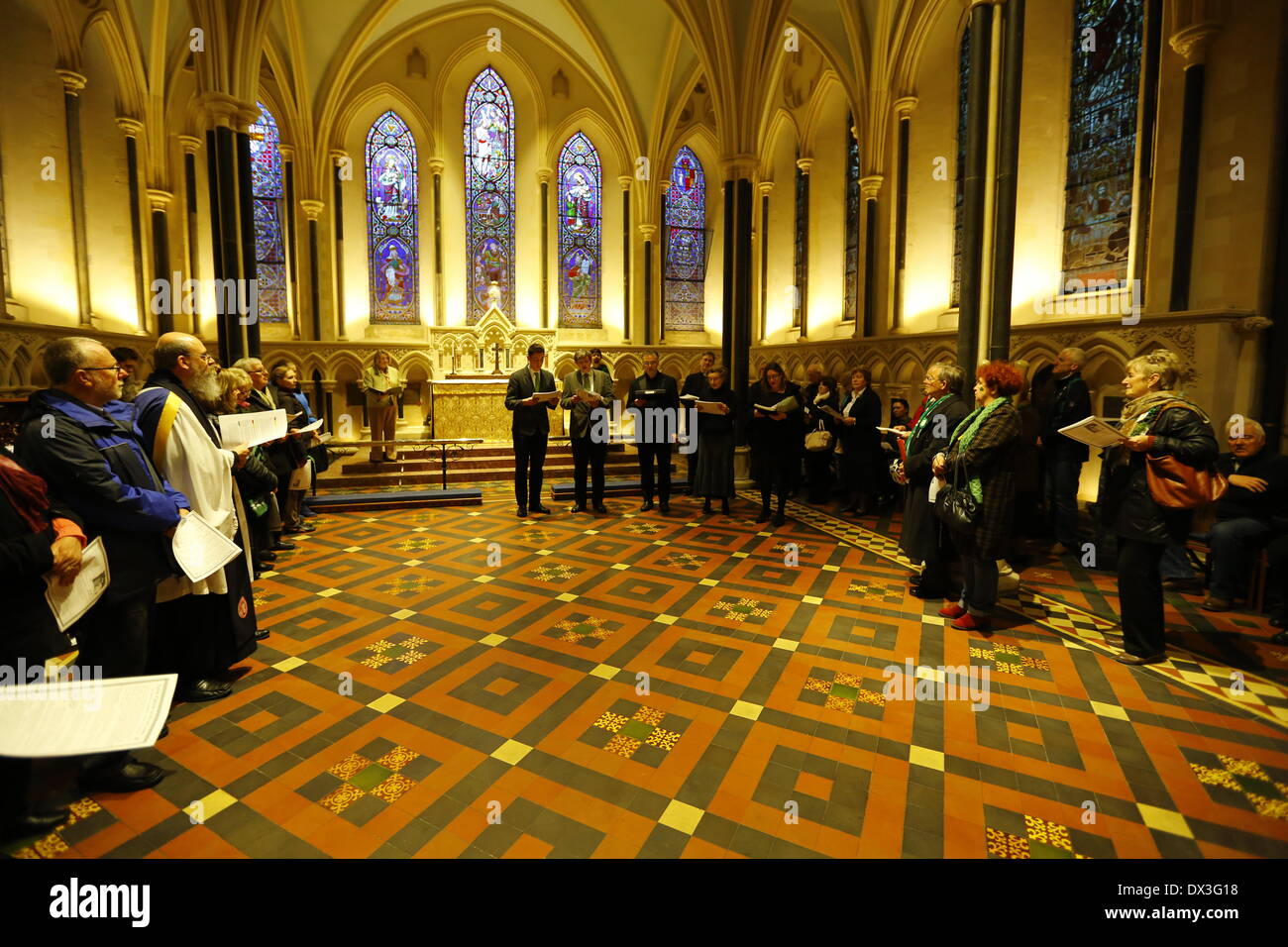 Dublin, Irlande. 17 mars 2014. Le chœur chante à la troisième station de Saint Patrick. Le Conseil de Dublin des Eglises invite les membres de toutes les confessions chrétiennes à leur assemblée annuelle le jour de la Saint Patrick. Le service était dirigé par l'archevêque de Dublin Diarmuid Martin. Crédit : Michael Debets/Alamy Live News Banque D'Images