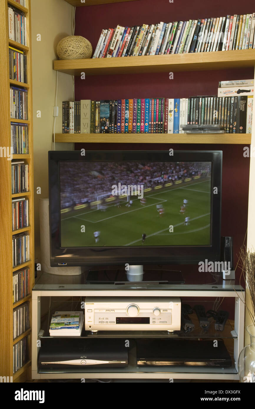 Jeu de foot à la télévision, dans le salon principal Banque D'Images