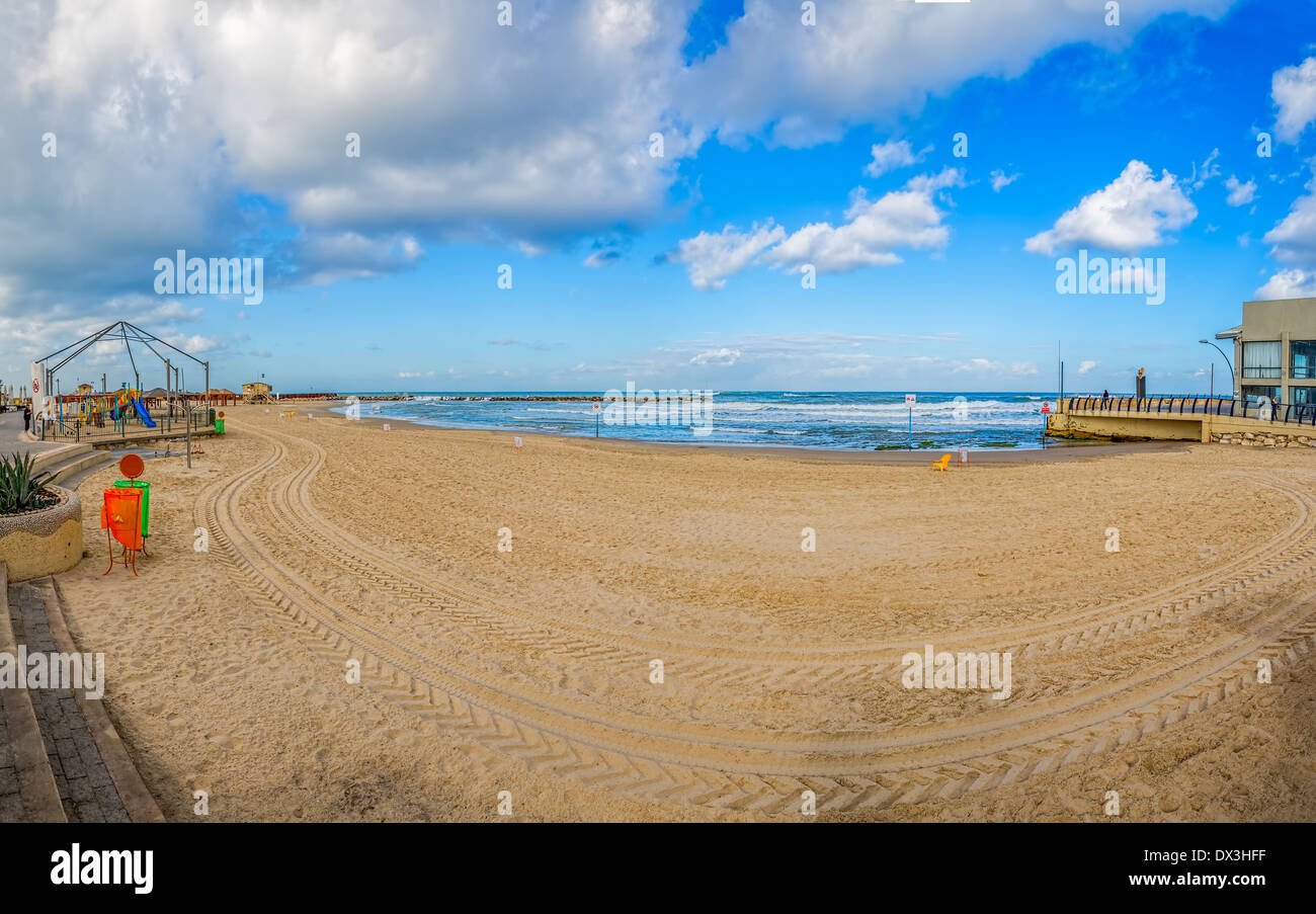 Vieux Port de Tel Aviv est transformé à la riviera avec plages et longue promenade. Banque D'Images