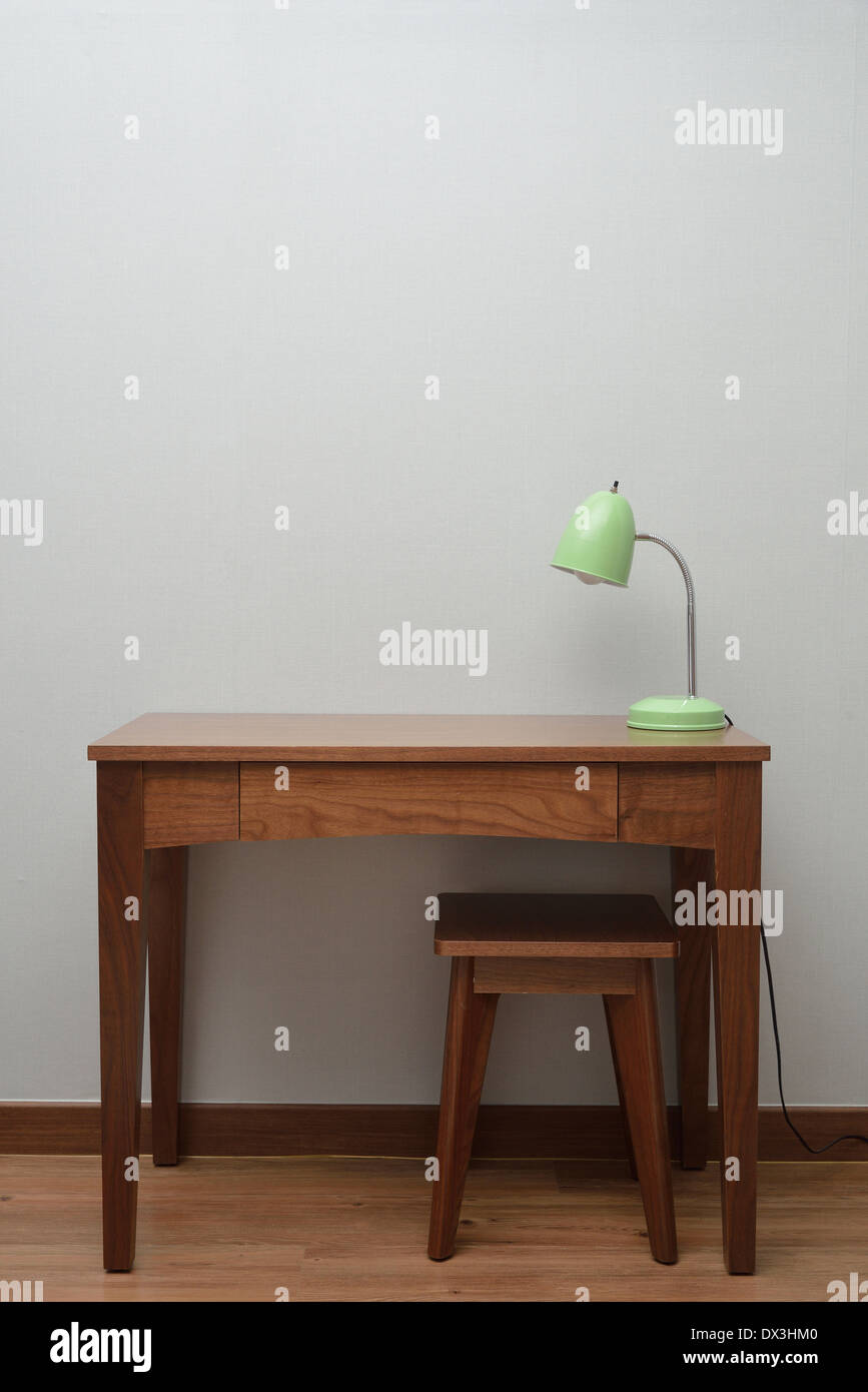 Table marron en bois avec une lampe dans la chambre Banque D'Images