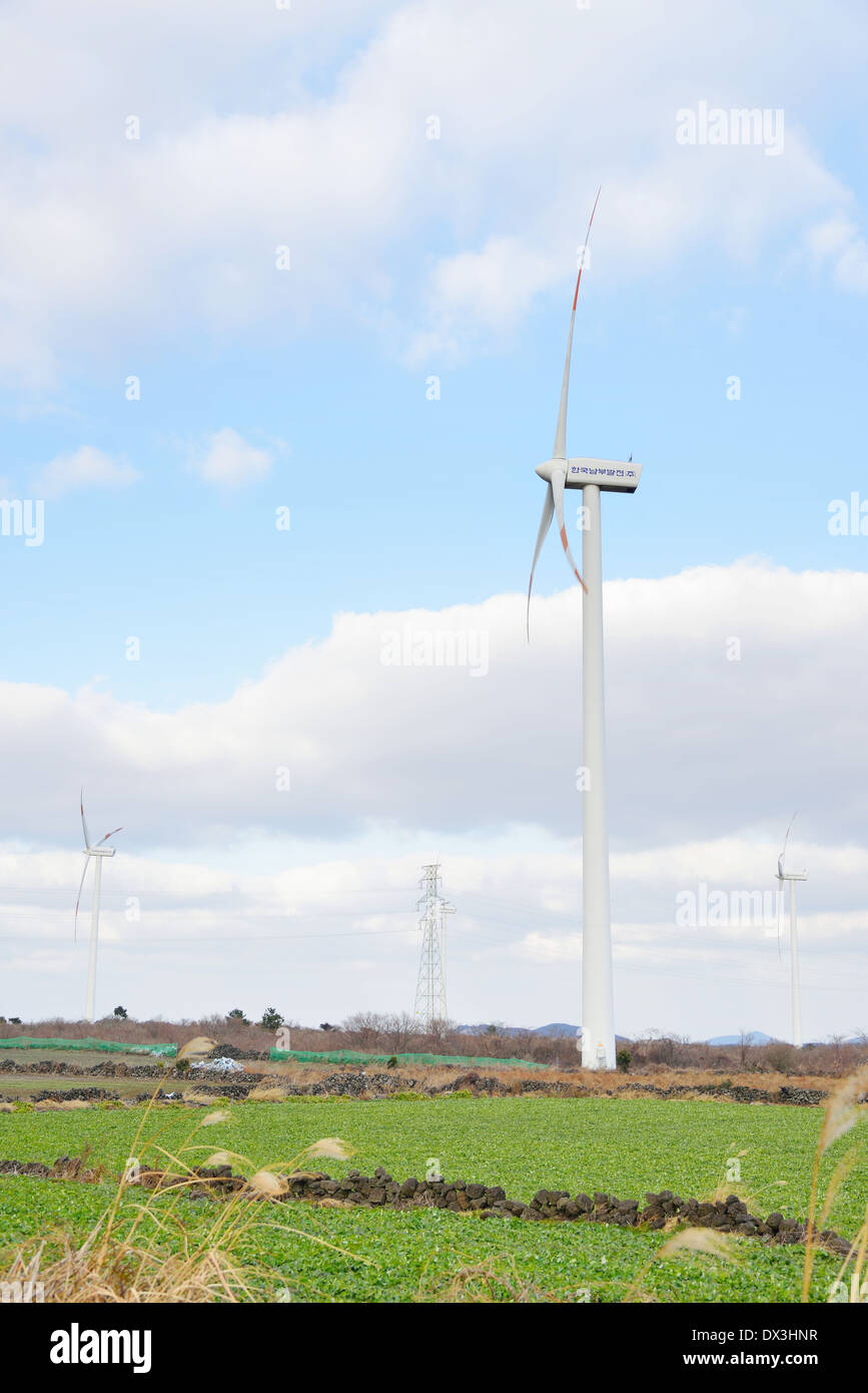 Générateur de puissance Eletric Wind Turbine sur un ciel nuageux Banque D'Images