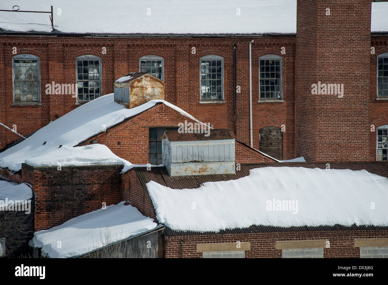 Ancien bâtiment industriel en brique avec de la neige à l'extérieur Banque D'Images