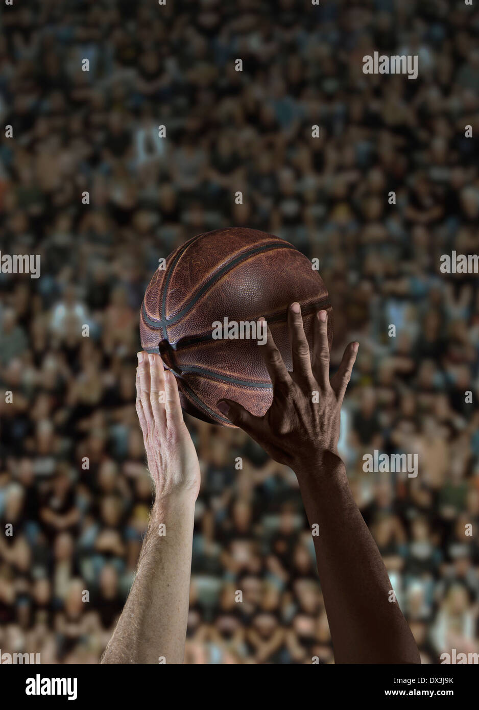 Noir et blanc Portrait of African American Mains et bras lors de pointe de la partie de basket-ball Banque D'Images