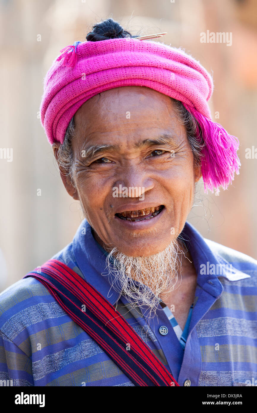 Les personnes âgées dans un petit village dans le nord du Myanmar Banque D'Images
