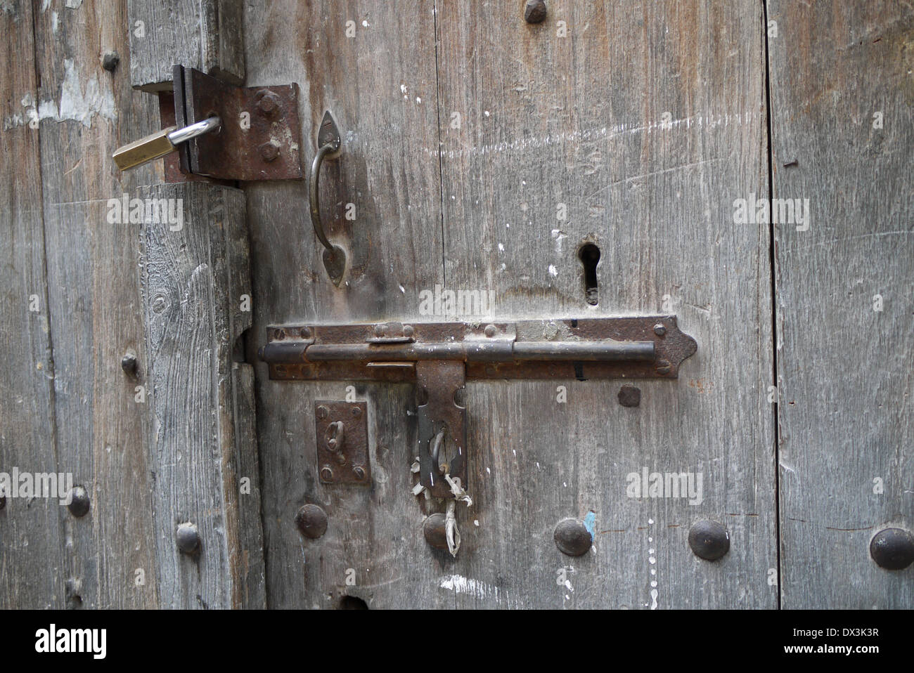 Sur l'ancienne porte cadenas dans le vieux Stonetown, Zanzibar, Tanzanie Banque D'Images