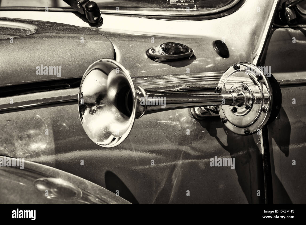 Klaxon de voiture ancienne photo stock. Image du véhicule - 39420342