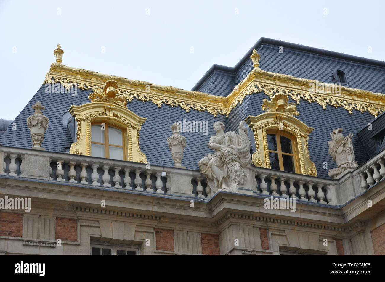 Dorure or de windows et le toit, Palais de Versailles, France Banque D'Images