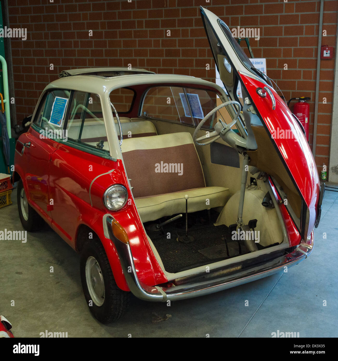 Il a quatre places Cabriolet BMW Isetta 600 Banque D'Images