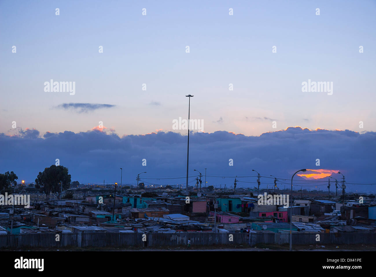 Gugulethu township pendant une nuit sombre et nuageux coucher du soleil Banque D'Images